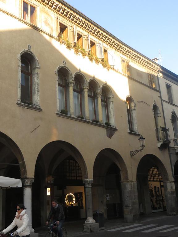 Appartamento Palazzo Altinate - Note Di Piano *